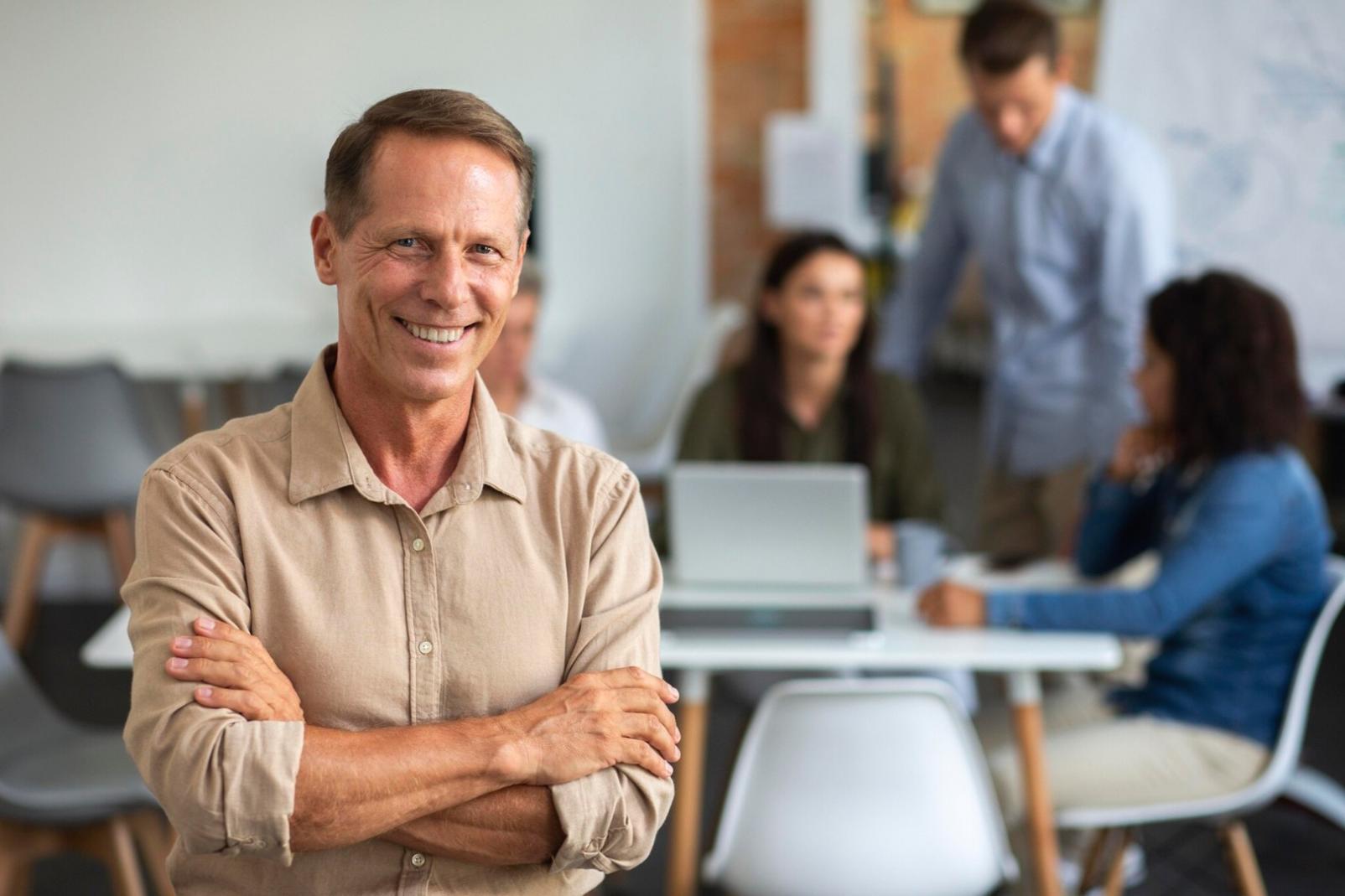 Participant travaillant sur une présentation financière